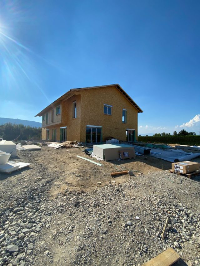Juin 2022 - Avancement : chantier achèvement de l’assemblage de notre troisième villa en ossature bois.